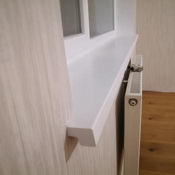 Установка пластикового подоконника